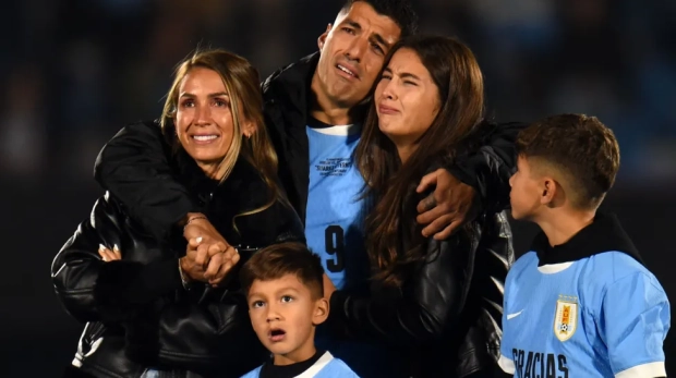 Uruguay's Luis Suarez bids farewell to International Football in goalless draw with Paraguay