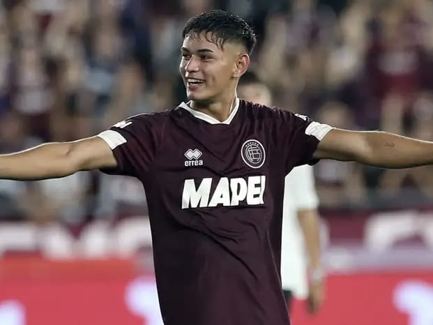 Liverpool and Man United Battle for Argentine Teen