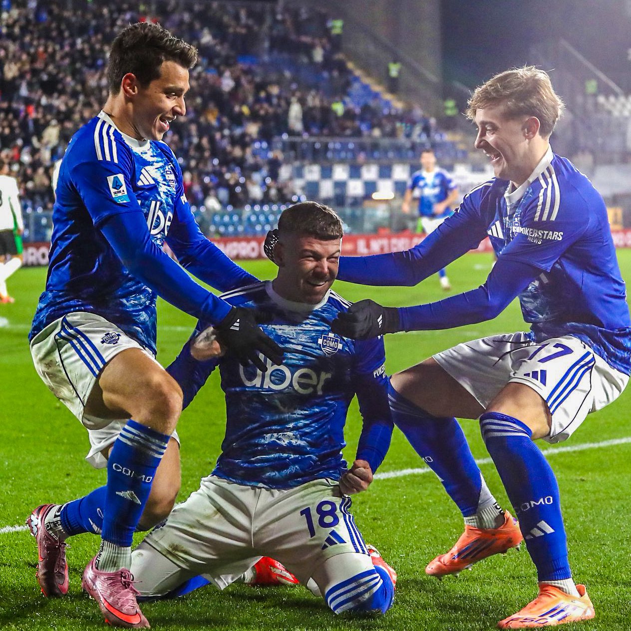 Como Players Celebarting A Goal vs Sassuolo